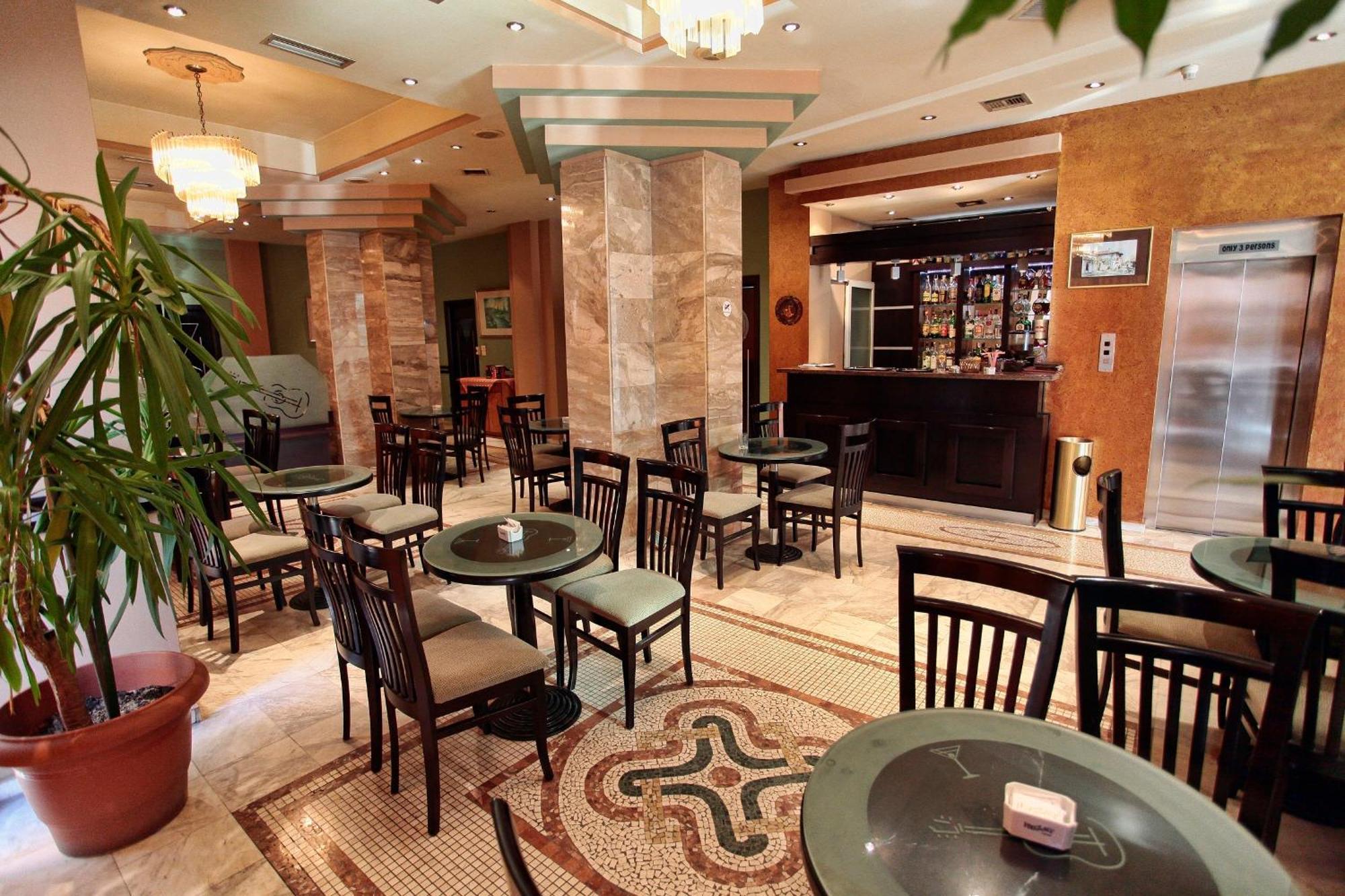 Hotel Regency Корча Экстерьер фото